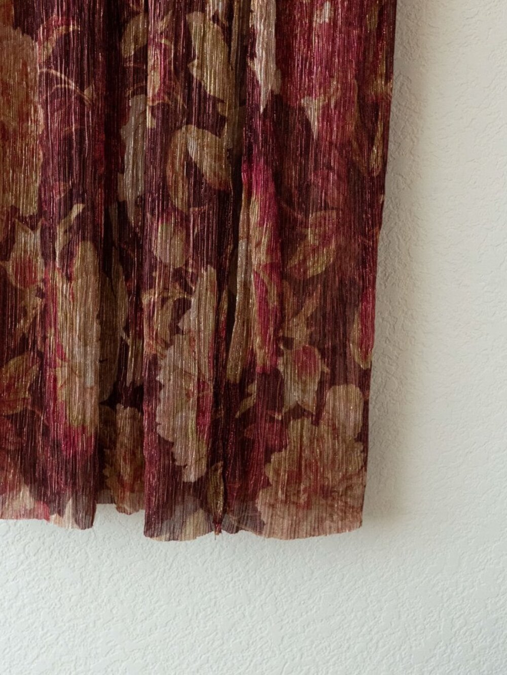 VICI Burgundy Floral Metallic Gold Pleated Maxi Dress XS Deep V Neck Slit - Picture 8 of 15